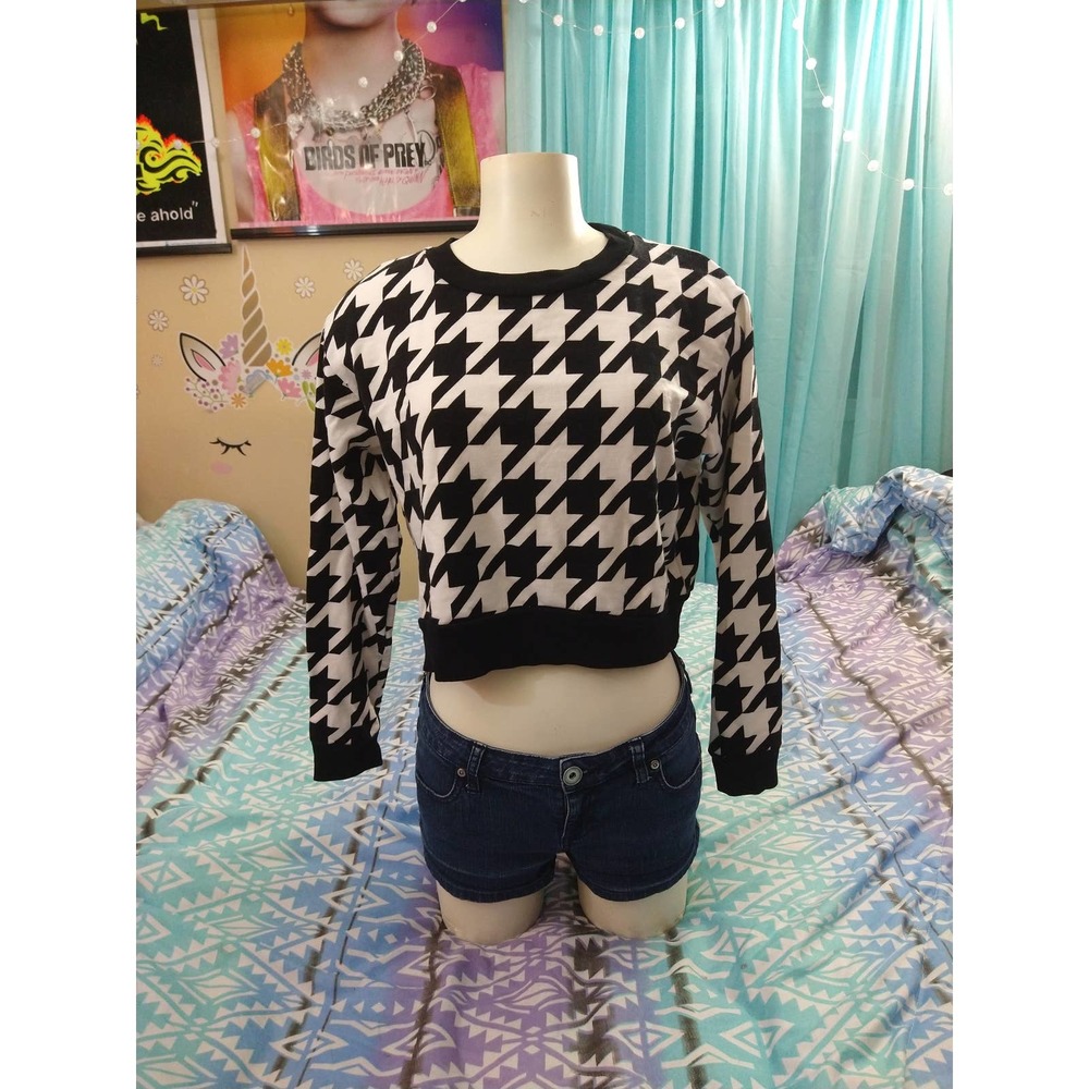 White and black houndstooth crop long sleeve H&M medium